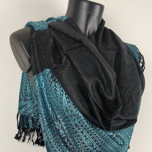 Pashmina Vaisana en viscose. Bicolore avec motifs paisley noir et bleu image 1