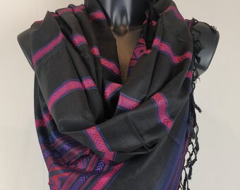 Pashmina Manai en viscose. Echarpe à rayures inspiration inca noir, rose et violet.