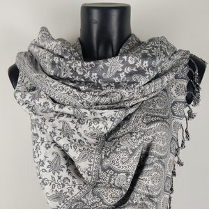Sankya reversible pashmina in viscose. White and gray paisley pattern scarf.