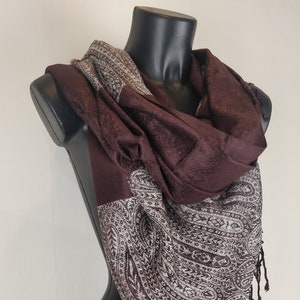 Two-tone Vaisana pashmina in viscose. Brown and white paisley pattern. image 1