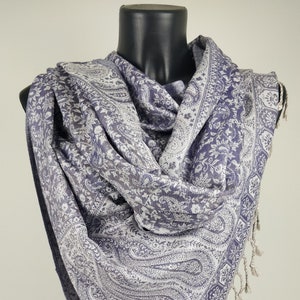 Pashmina réversible Sankya en viscose. Motif paisley violet et blanc. image 1