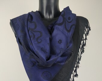 Pashmina Kharma réversible en viscose. Motifs ohm bleu.