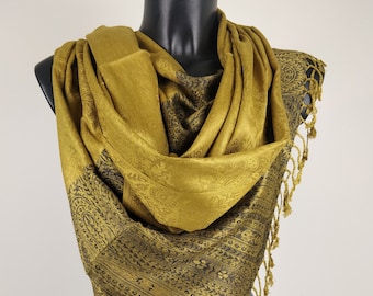 Pashmina Vaisana in viscose. Two-tone with mustard and black paisley patterns.