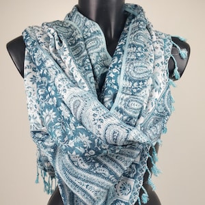 Sankya Wende-Pashmina aus Viskose. Türkis-weißer Schal mit Paisley-Muster. Geschenkidee.