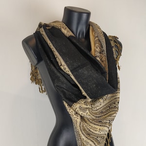Reversible Helak pashmina in viscose. Black and cream paisley pattern scarf. Gift. Unisex. Indian shawl. Large black ethnic scarf.
