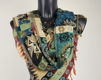 Pashmina Arsena reversible in viscose. Inca style geometric patterns, multicolor.