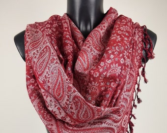 Pashmina réversible Sankya en viscose. Motif paisley rouge.