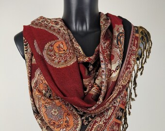 Pashmina Sakti en viscose. Motifs paisley rouge et noir.