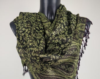 Pashmina réversible Sankya en viscose. Motif paisley vert et noir.