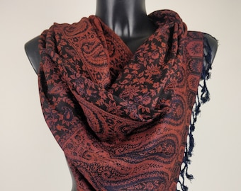 Pashmina réversible Sankya en viscose. Motif paisley marron.