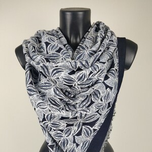 Wendbarer Viskose-Pashmina. Blau-weißes Blumenmuster.