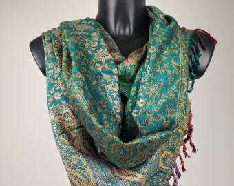 Mehrfarbiger Sankya Wende-Pashmina aus Viskose. Grünes Paisley-Muster.