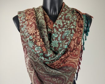 Multicolored Sankya reversible pashmina in viscose. Brown and green paisley pattern.