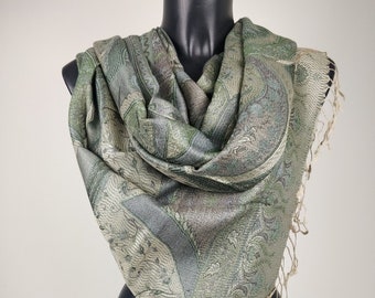 Pashmina Mangal réversible en modal / soie. Motif paisley vert.