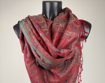 Reversible Mangal Pashmina in modal/silk. Red paisley pattern.