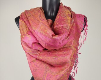 Pashmina Mangal réversible en modal / soie. Motif paisley rose et jaune.