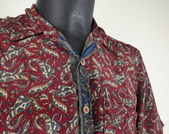 Chemise vintage Garuda  en soie indienne. Chemise manche courte légère et fluide. Motif paisley rouge et bleu.