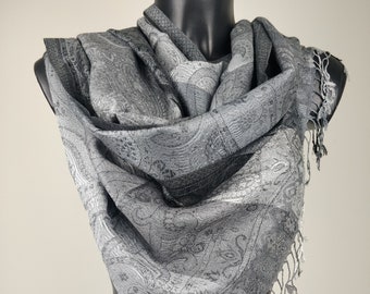 Reversible Mangal pashmina in modal/silk. Gray and black paisley pattern.