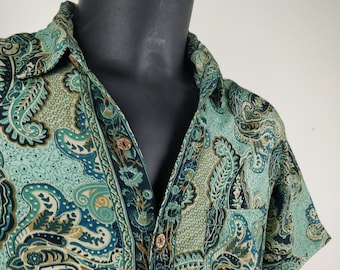 Vintage Indian silk Garuda shirt. Light and fluid short-sleeved shirt. Green paisley pattern.