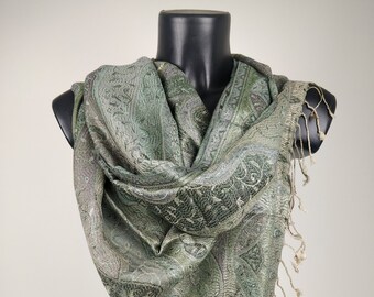 Pashmina Mangal réversible en modal / soie. Motif paisley vert.