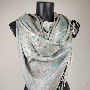 Wendbarer Mangal-Pashmina aus Modal/Seide. Grün-weißes Paisleymuster.