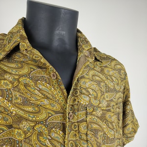 Vintage Garuda shirt in Indian silk. Lightweight and flowing short-sleeved shirt. Yellow and brown paisley pattern.