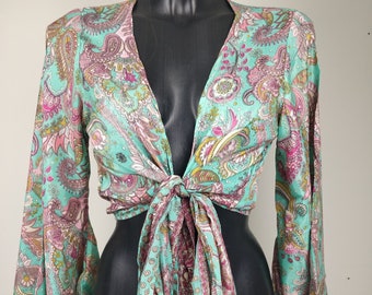 Sehbra-top van Indiase zijde. Wikkelblouse/crop top met uitlopende mouwen. Paisley- of bloemenprint in blauw/paars/oranje/crème/zwart.