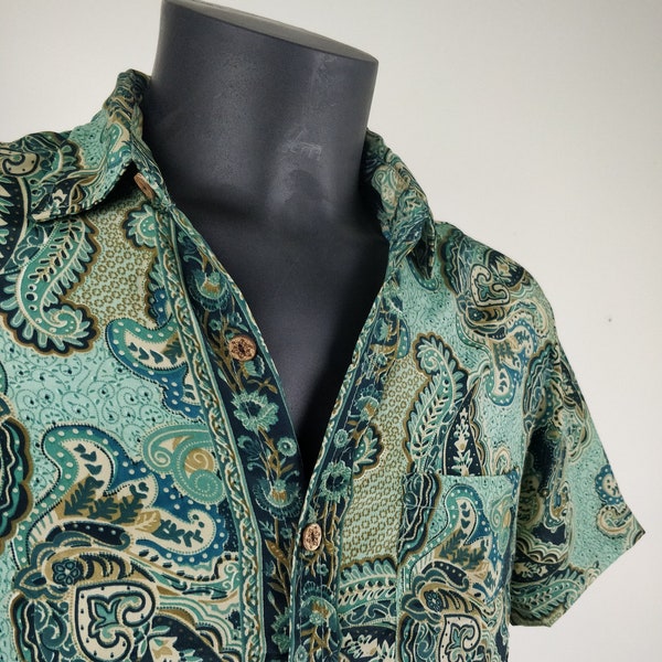 Vintage Indian silk Garuda shirt. Light and fluid short-sleeved shirt. Green paisley pattern.