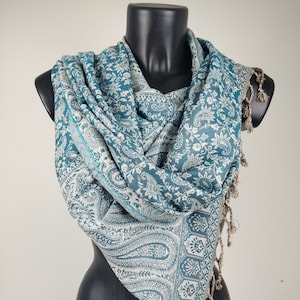 Wendbare Pashmina von Sankya aus Viskose. Blau-weißes Paisleymuster.