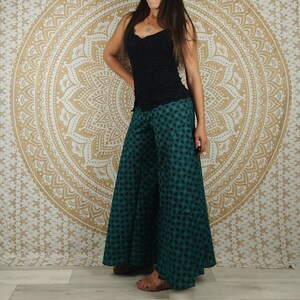 Jebra cotton pants. Loose, flared cut, bell bottom. Green geometric print.