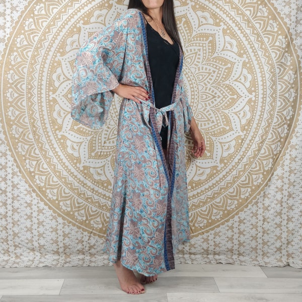 Kimono long Javeda en soie indienne. Kimono bohème manches amples. Imprimé fleuri bleu et marron.