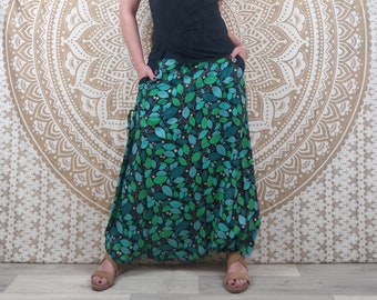 Pantalon Haria en coton. Sarouel / Pantalon-jupe ajustable avec poches. Imprimé vert.