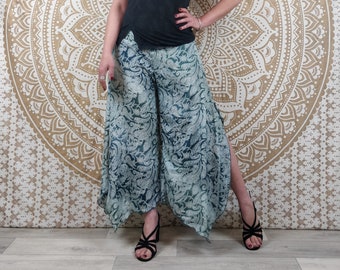 Pantalon femme Lubbha en soie indienne. Coupe évasé, fendu sur les côtés. Imprimé paisley bleu.