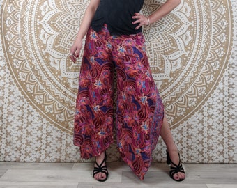 Lubbha women's pants in Indian silk. Flared cut, slit on the sides. Fuchsia and gold floral print