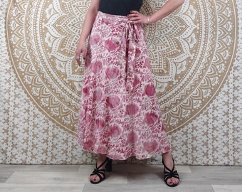 Anila lange wikkelrok van Indiase zijde. Maxi-boho rok. Roze bloemenprint met gouden inzetstukken.