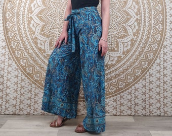 Pantalon thaï femme Moyana en soie indienne. Pantalon portefeuille bohème. Imprimé paisley bleu avec insertions or.