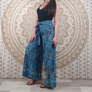 Pantalón tailandés de mujer Moyana en seda india. Pantalones cruzados boho. Estampado paisley azul con inserciones doradas.