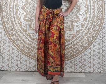Pantalon thaï femme Moyana en soie indienne. Pantalon portefeuille bohème. Imprimé paisley rouge, orange et jaune.