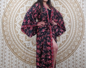 Kimono long femme Joda en soie indienne. Kimono style japonnais manches longues. Imprimé fleuri noir et rouge avec insertions or.
