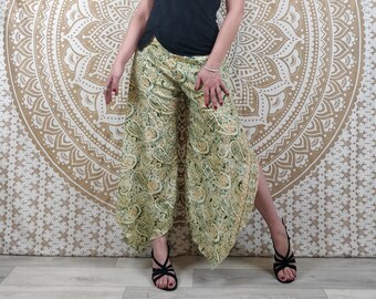 Pantalon femme Lubbha en soie indienne. Coupe évasé, fendu sur les côtés. Imprimé paisley vert et or.