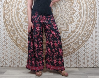 Pantalon femme Ajeeta en soie indienne. Pantalon boho ample, coupe droite. Imprimé fleuri rouge et noir avec insertions or.