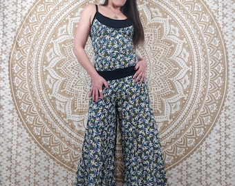 Katoenen jumpsuit voor dames van Mohana. Jumpsuit met olifantenpootjes. Bruine bloemenprint / groen blad.