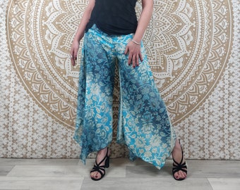 Pantalon femme Lubbha en soie indienne. Coupe évasé, fendu sur les côtés. Imprimé fleuri bleu.