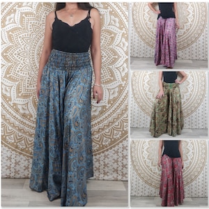 Peut inclure: Quatre paires de pantalons larges et longs jusqu'au sol avec un imprimé paisley. Les pantalons sont faits d'un tissu doux et fluide et ont une taille élastique. Les pantalons sont disponibles en quatre couleurs : bleu, vert, rose et rouge.