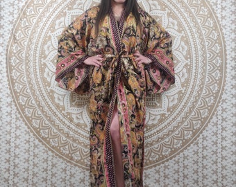 Kimono long femme Joda en soie indienne. Kimono style japonnais manches longues. Imprimé fleuri noir, jaune et rose avec insertions or.