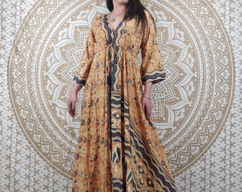 Mawana lange jurk van Indiase zijde. Boho-jurk met 3/4-mouwen, getailleerd en uitlopend model. Okerblauwe paisleyprint met gouden inzetstukken.