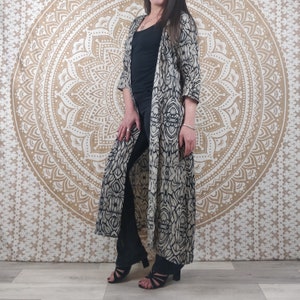 Langer Damenkimono von Chandra. Kimonojacke mit 3/4-Ärmeln. Schwarz-weißer Ethno-Druck. Boho-Kimono. Boho-Stil. Elegant. Geschenk für Frauen.