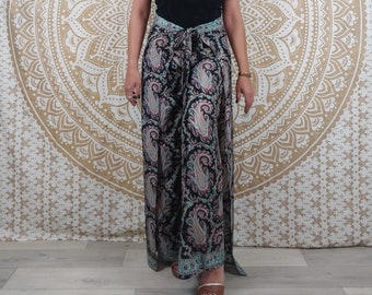 Pantalon thaï femme Moyana en soie indienne. Pantalon portefeuille bohème. Imprimé paisley noir et rose avec insertions dorées.