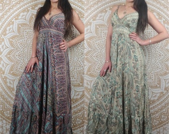 Robe longue Itara en soie indienne. Maxi robe bohème évasée avec bretelles. Imprimé paisley violet et bleu  / bleu avec insertions dorées.