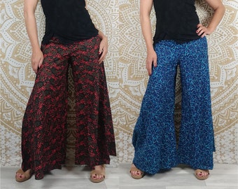 Pantalon Jebra en coton. Coupe ample et évasée, patte d'éléphant. Imprimé bleu / rouge, noir et vert.